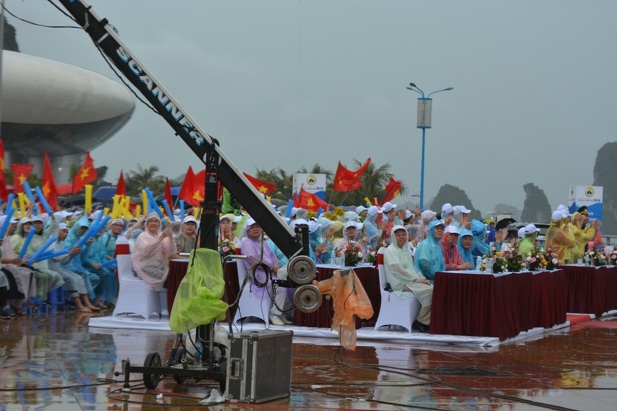 Quang Ninh: Nghin nguoi doi mua, 