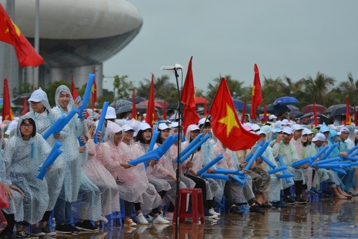 Quang Ninh: Nghin nguoi doi mua, 