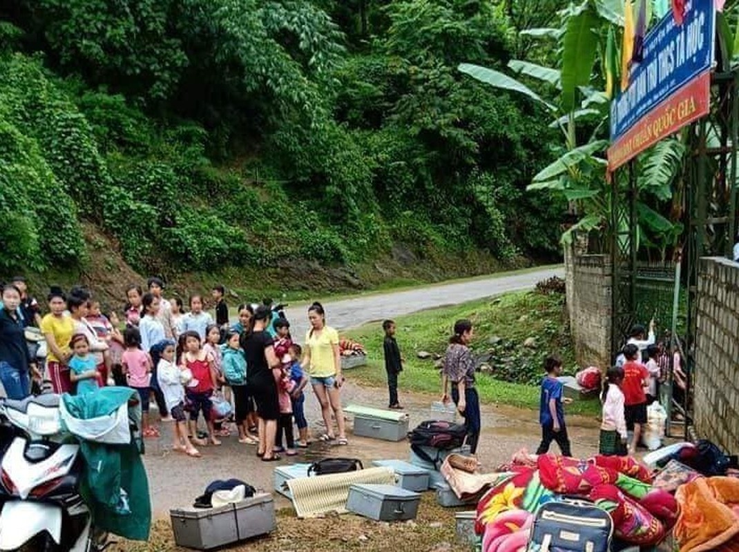 Anh: Truoc ngay khai giang, truong Ta Hoc van ngon ngang do mua lu