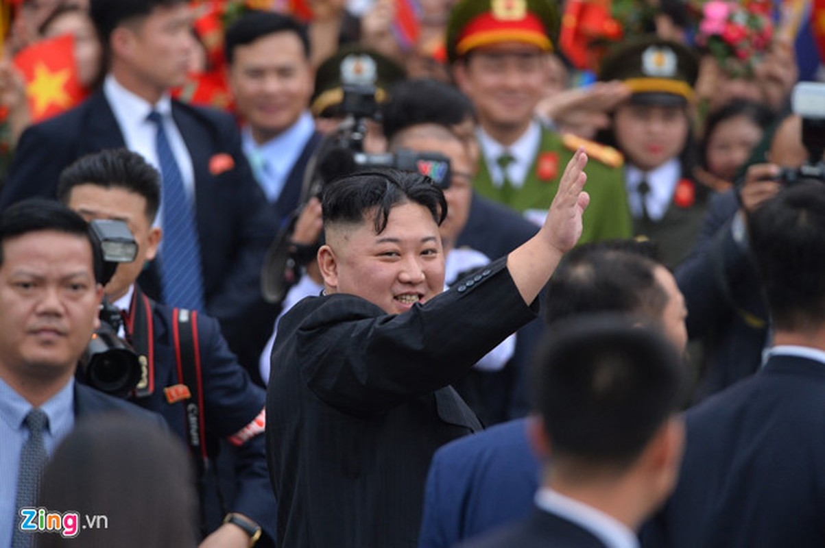 Anh: Ong Kim Jong-un vay tay chao nguoi dan tai ga Dong Dang truoc khi ve nuoc-Hinh-9
