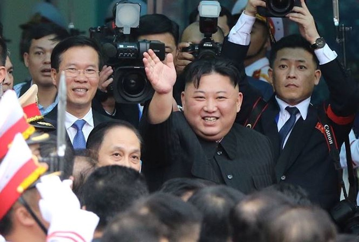 Anh: Ong Kim Jong-un vay tay chao nguoi dan tai ga Dong Dang truoc khi ve nuoc