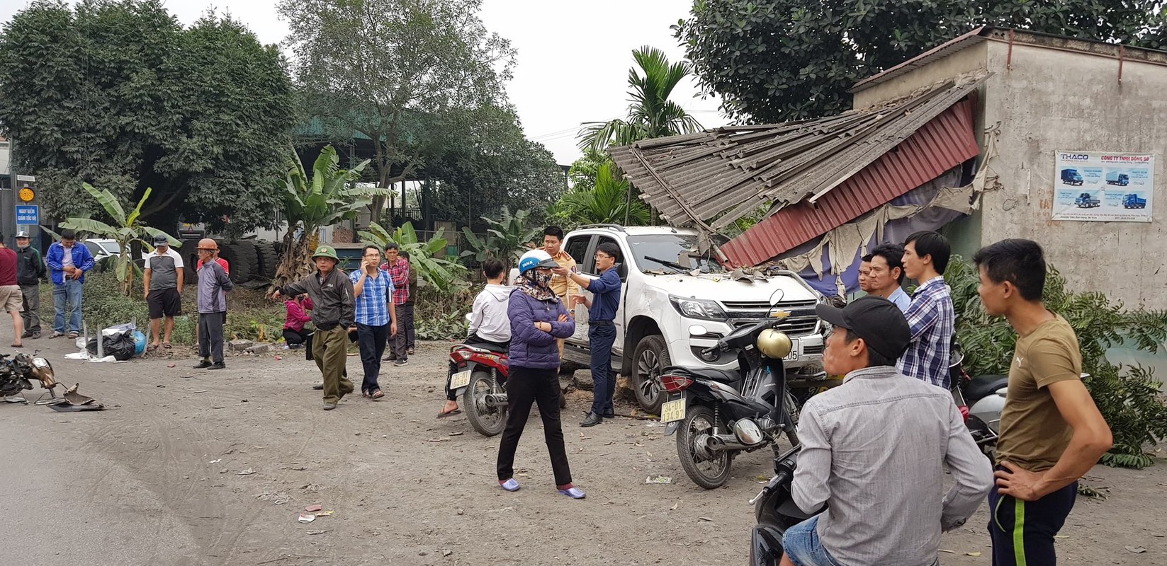 Hinh anh kinh hai o to ban tai tong hang loat phuong tien-Hinh-9