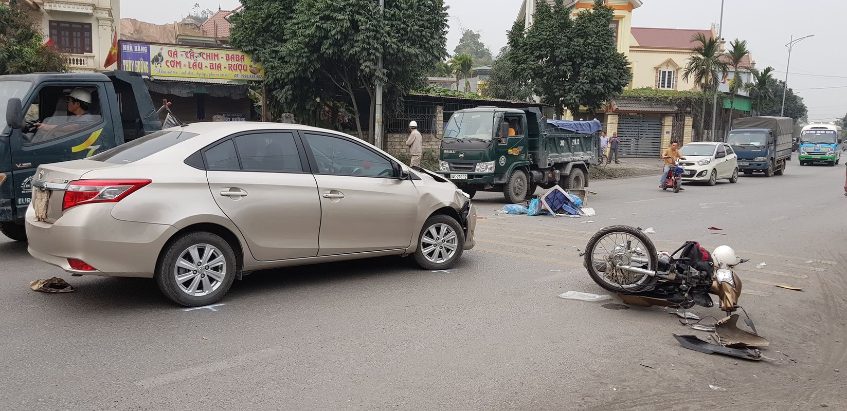 Hinh anh kinh hai o to ban tai tong hang loat phuong tien