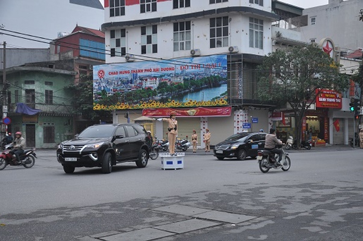 Nu CSGT Hai Duong xinh dep xuong duong, dan chap hanh nghiem-Hinh-13