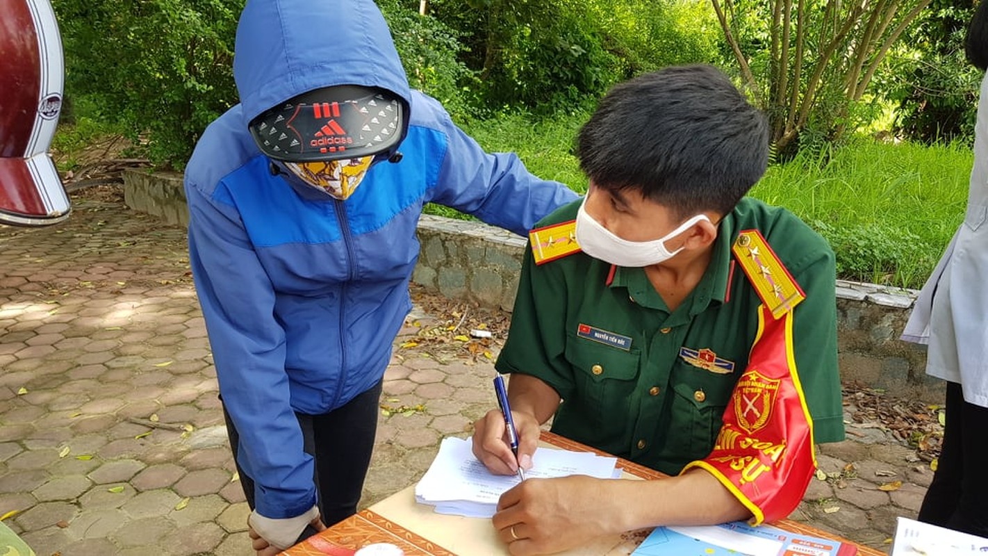 Hai Duong: Qua tai cac cua ngo thanh pho ngay dau nang cao muc do cach ly xa hoi-Hinh-20