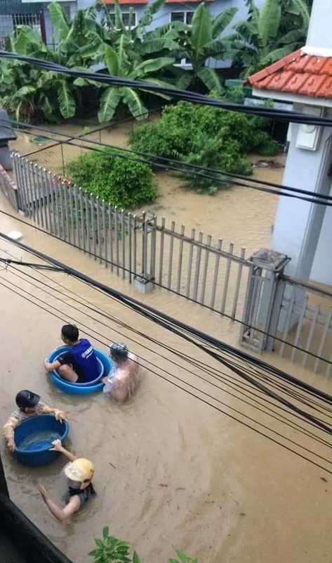 Mua lon keo dai, thanh pho Ha Long “chim” trong bien nuoc-Hinh-17