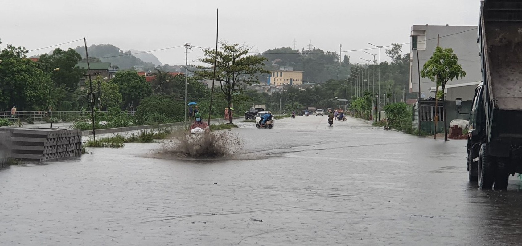 Mua lon keo dai, thanh pho Ha Long “chim” trong bien nuoc-Hinh-6