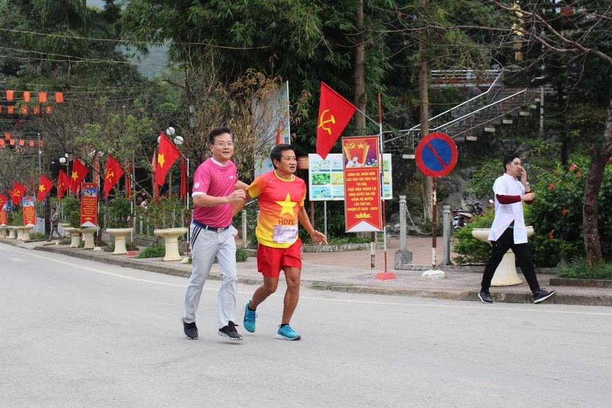 Ong Doan Ngoc Hai nhu sieu nhan, vua chay xe lai “nuot” 42km marathon-Hinh-4