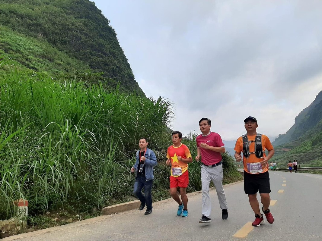 Ong Doan Ngoc Hai nhu sieu nhan, vua chay xe lai “nuot” 42km marathon-Hinh-6