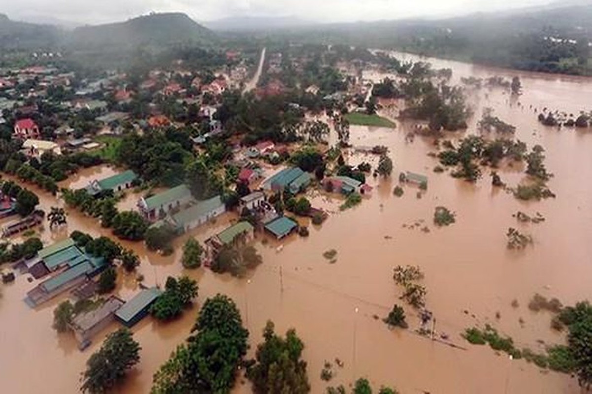 Lu lut mien Trung: Nuoc lu troi di, tinh nguoi o lai!