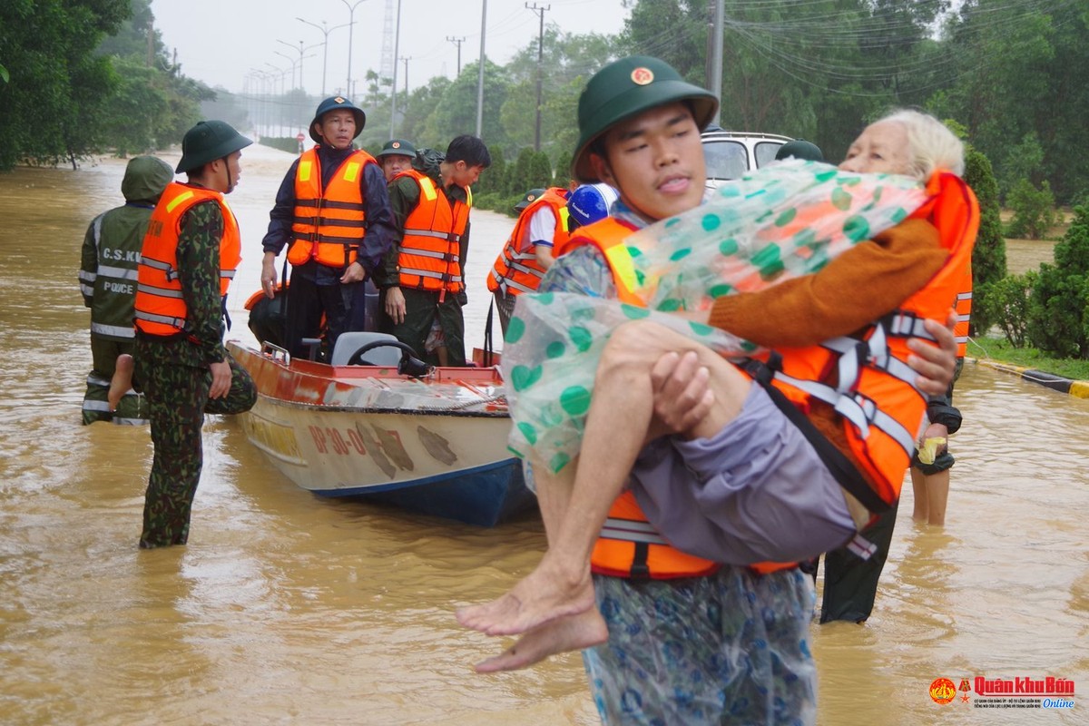 Dieu trong thay tu hinh anh bo doi cu Ho trong lu lut mien Trung-Hinh-19