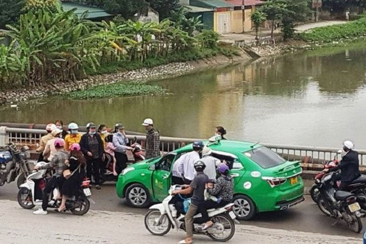 Tin nong ngay 21/3: Giai cuu 3 nu nhan vien karaoke bi nhot trong phong tro danh dap-Hinh-7