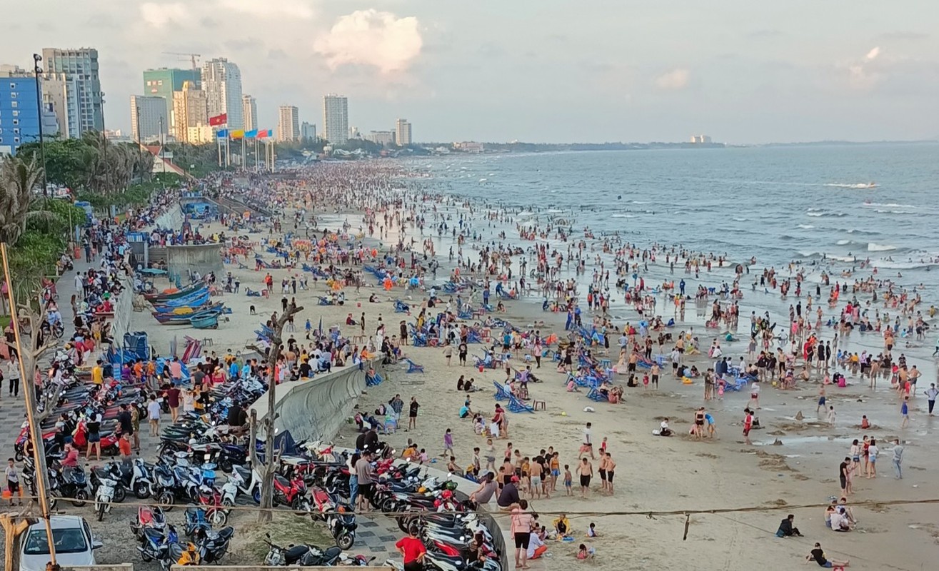 Tin nong ngay 1/5: Vung Tau phat khach tam bien khong deo khau trang-Hinh-5