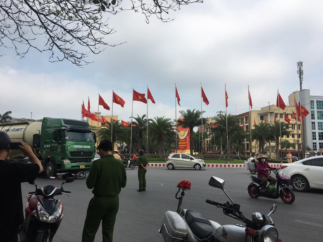 Xe bon Phuong Hoang va cham xe mo to, nguoi dan ong tu vong-Hinh-7