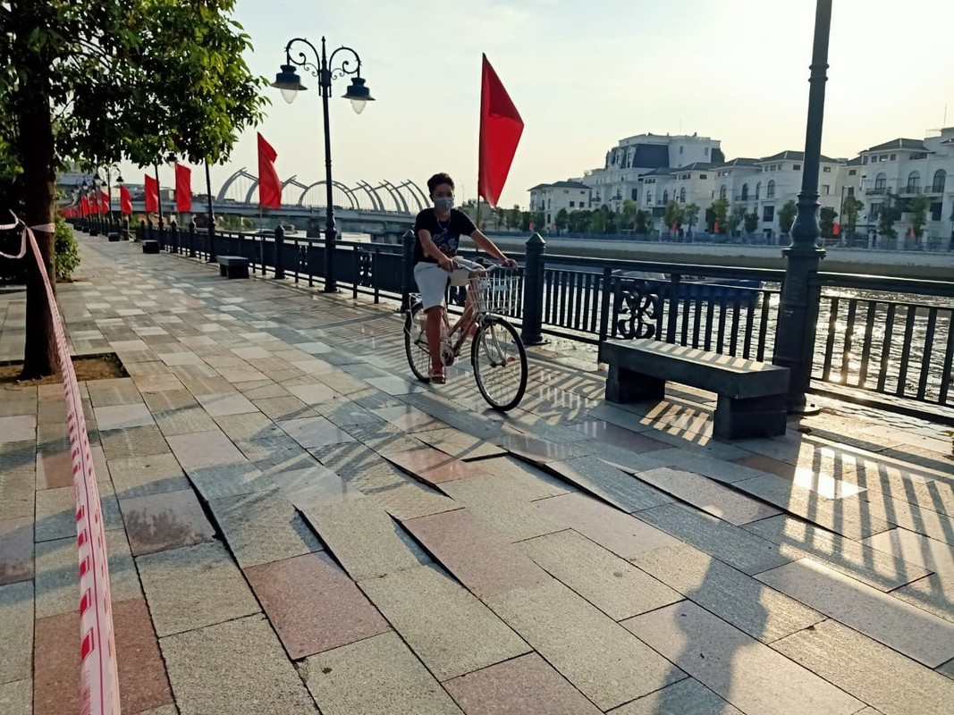 Hai Phong: Can canh via he pho di bo Tam Bac sut lun, bong troc