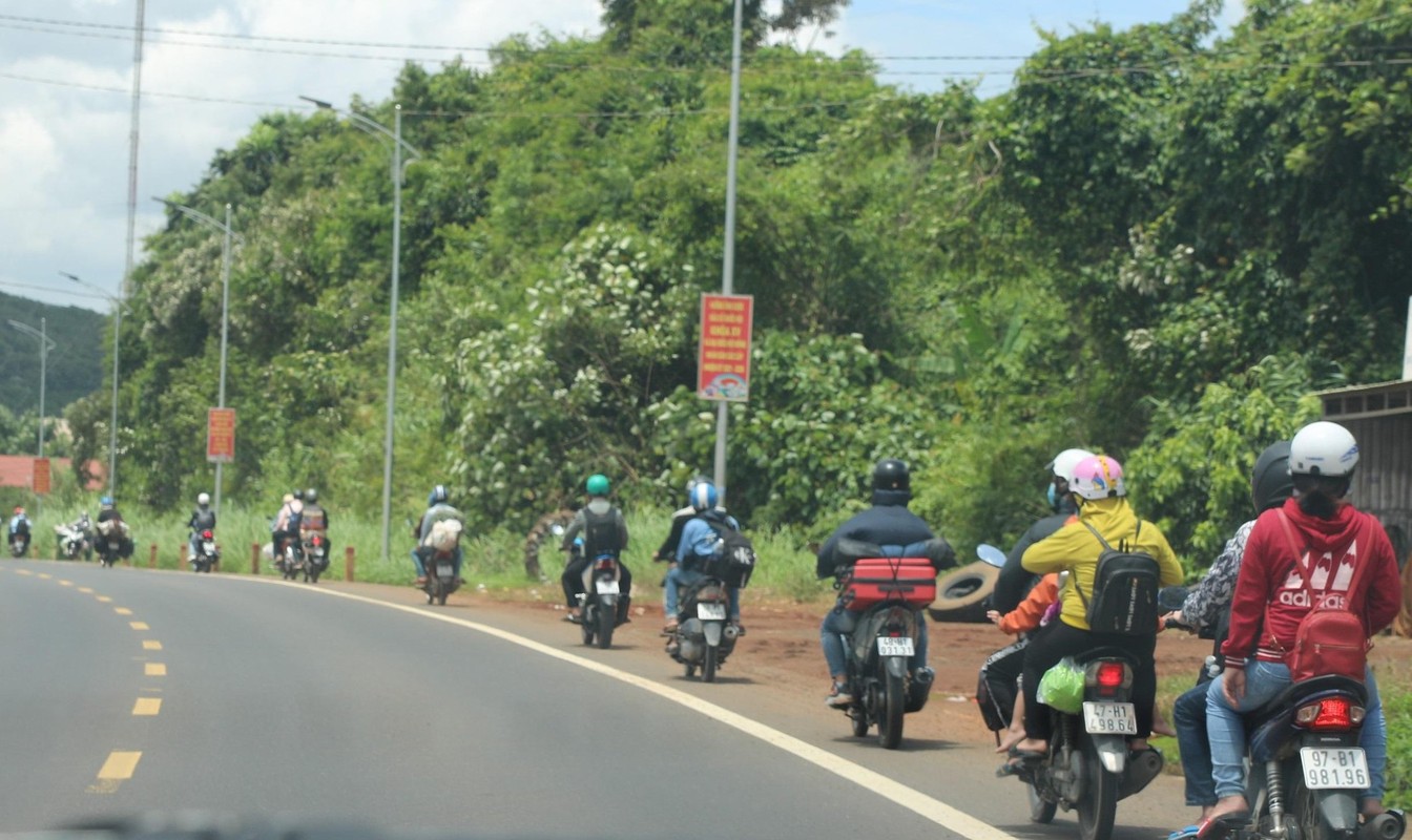 Canh sat dan duong nguoi dan tu vung dich 'rong ran' tro ve Tay Nguyen