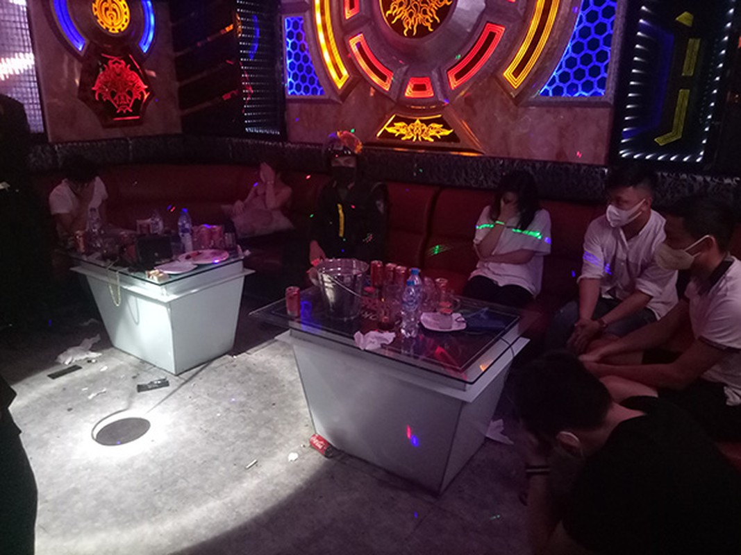 Karaoke “chui” bat tuan lenh cam: Bi hai nhung cai ket co…1-0-2-Hinh-6