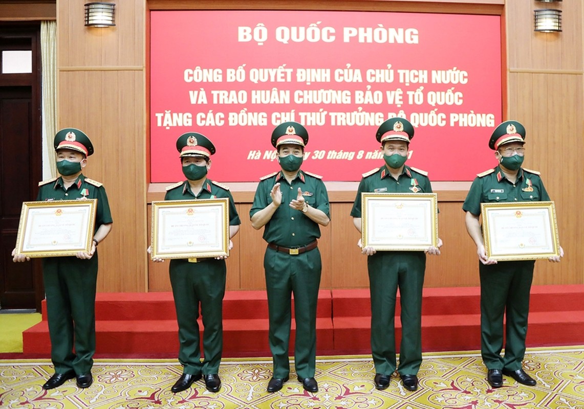 5 Thu truong Bo Quoc phong nhan Huan chuong Bao ve To quoc