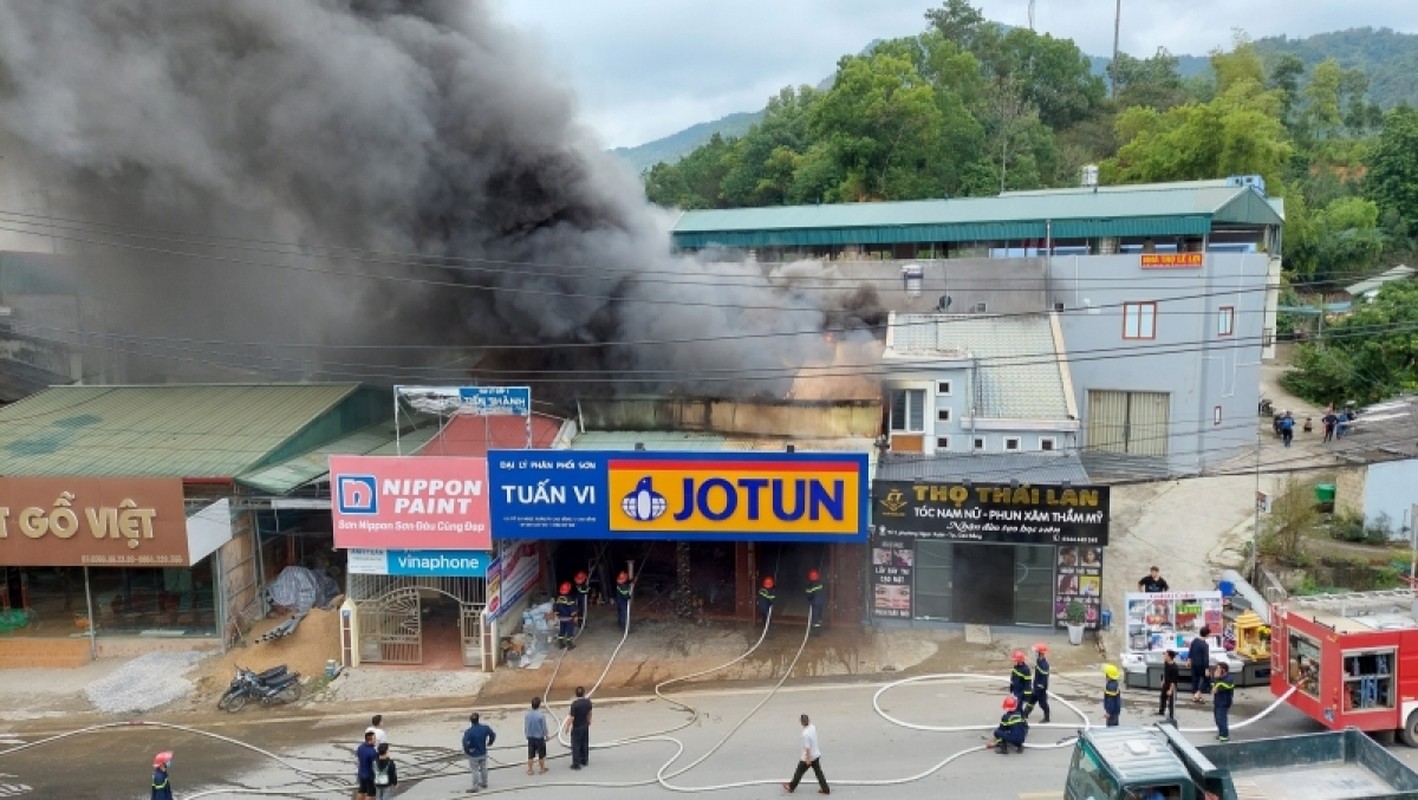 Tin nong ngay 20/11: Hai co gai tre giua dem bi hanh hung o Ha Noi-Hinh-7