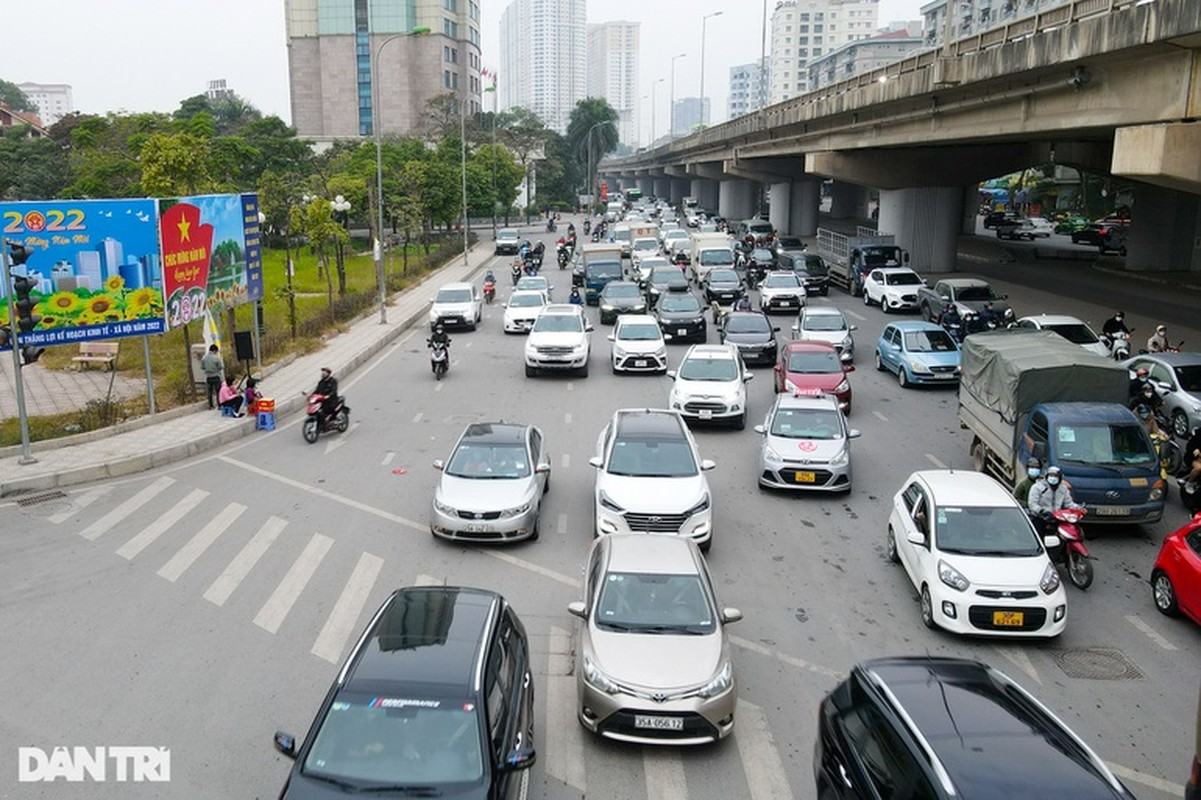 Cua ngo Ha Noi un tac keo dai trong ngay dau ky nghi le-Hinh-10