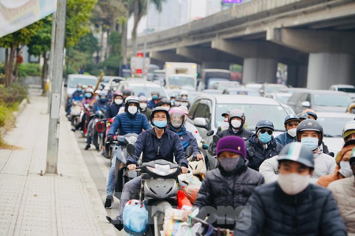 Cua ngo Ha Noi un tac keo dai trong ngay dau ky nghi le-Hinh-13