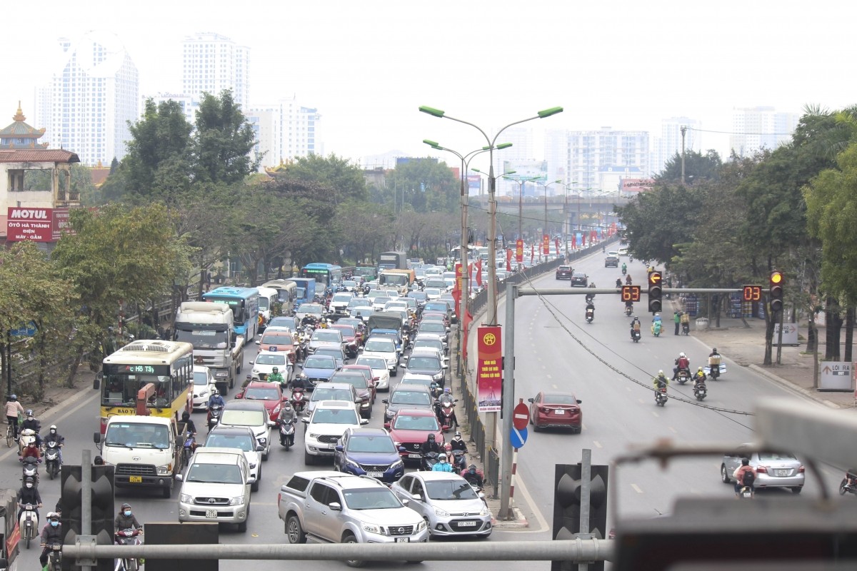 Cua ngo Ha Noi un tac keo dai trong ngay dau ky nghi le-Hinh-4