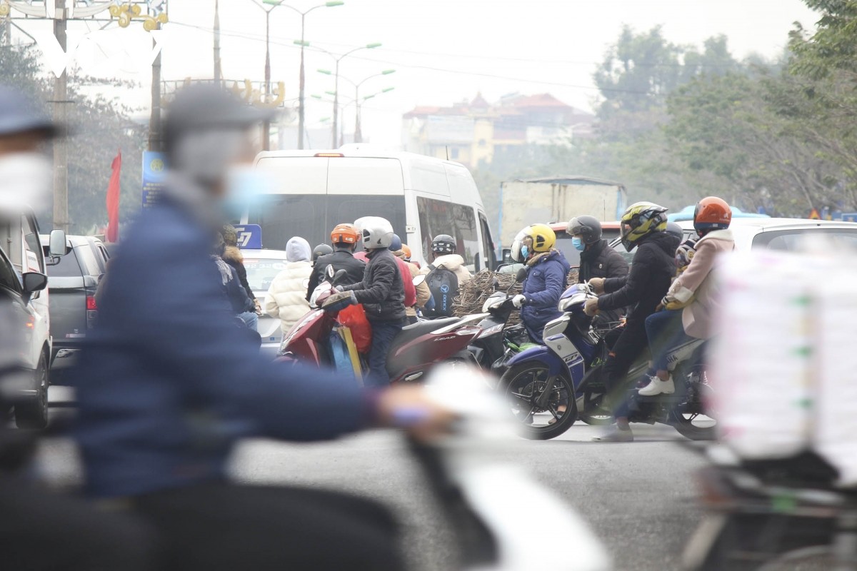 Cua ngo Ha Noi un tac keo dai trong ngay dau ky nghi le-Hinh-5