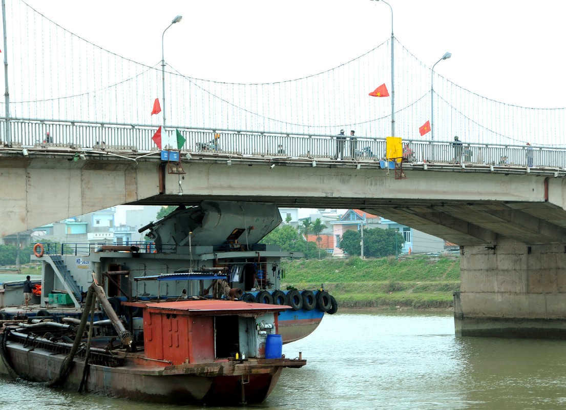 Can canh cau Thai Binh bi vo, nut dam sau khi tau thuy dam va-Hinh-4