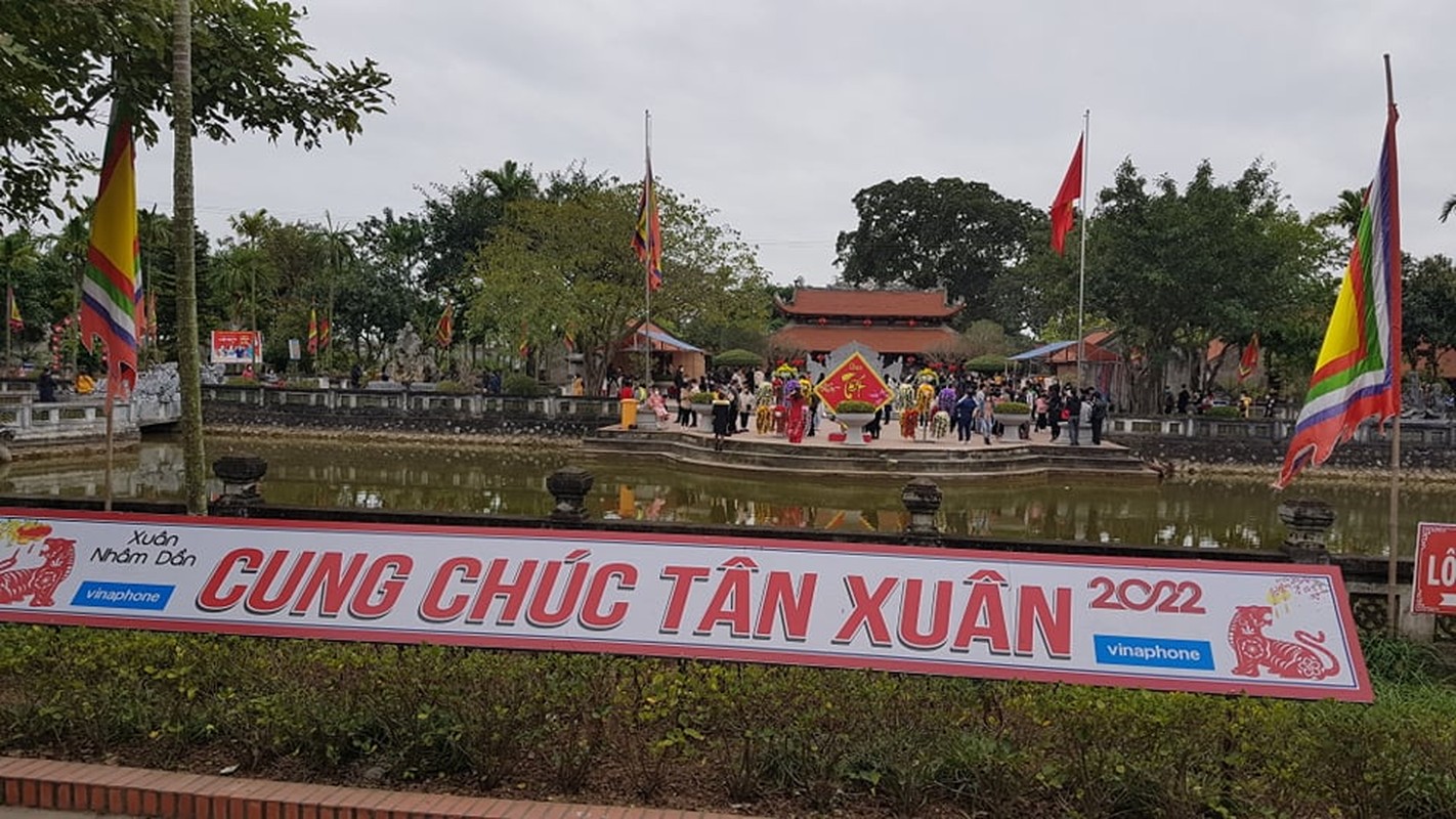 Hai Duong: Hang nghin nguoi le den “vi thanh thuoc Nam” cau suc khoe