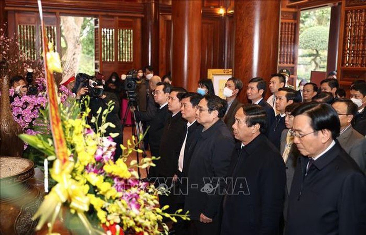 View - 	Thủ tướng dâng hương tưởng niệm Chủ tịch Hồ Chí Minh