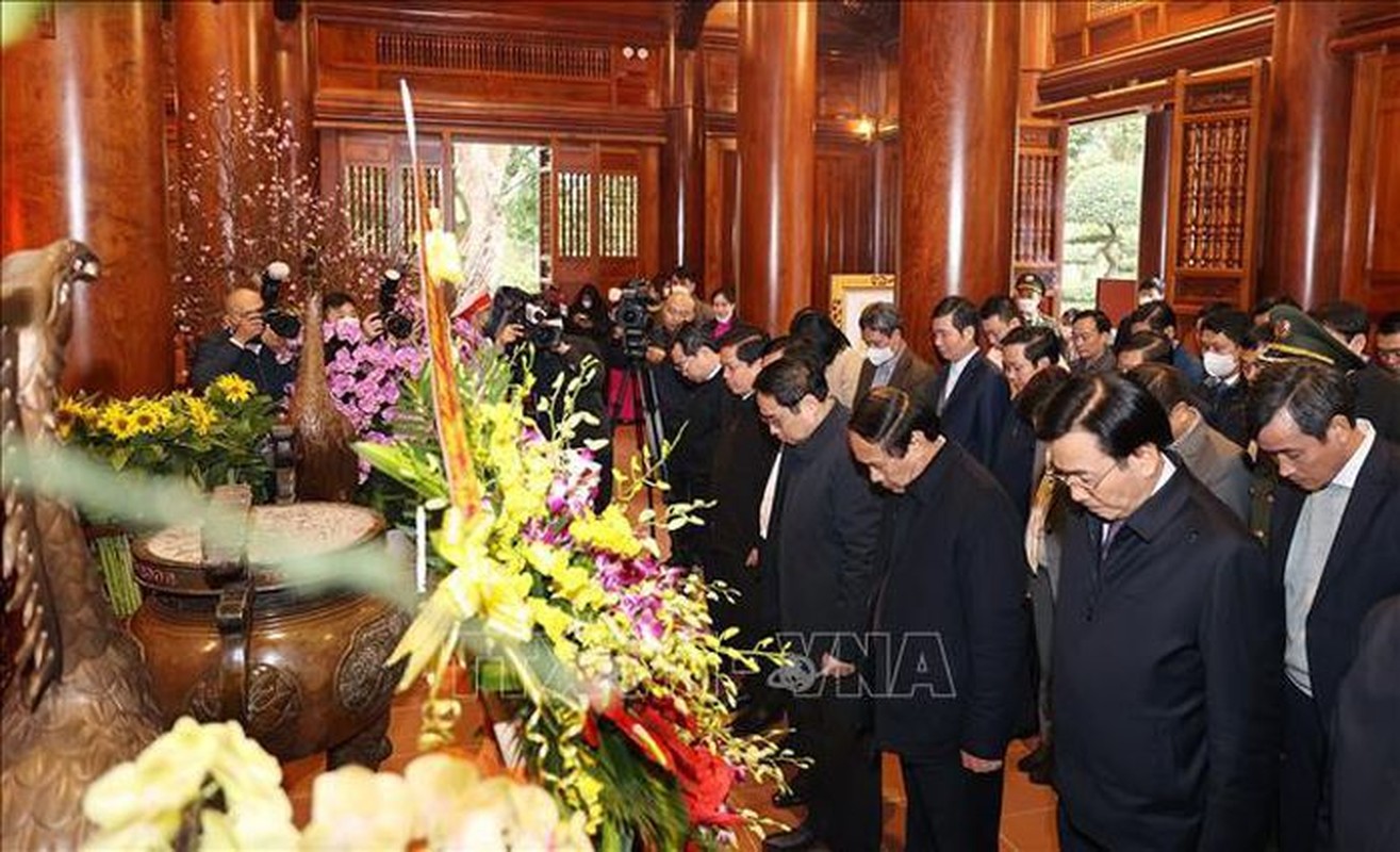 View - 	Thủ tướng dâng hương tưởng niệm Chủ tịch Hồ Chí Minh
