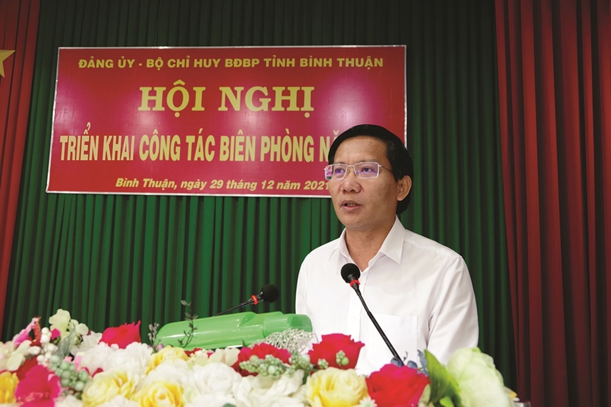 Chan dung Chu tich UBND tinh Binh Thuan vua nhan ky luat canh cao-Hinh-6