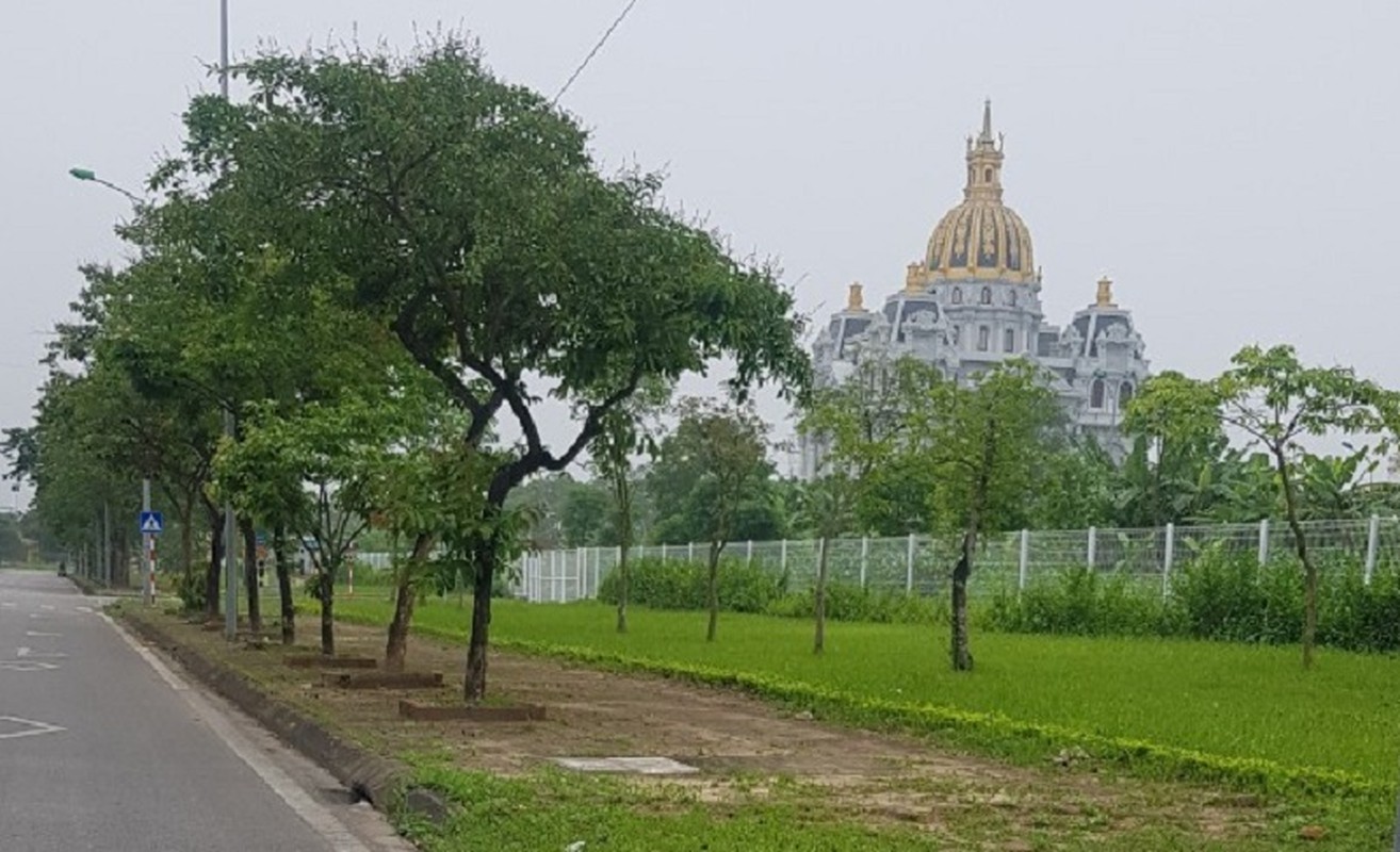 Hai Duong: Khu biet thu cao cap co toa lau dai “khung” duoc rao kin-Hinh-16