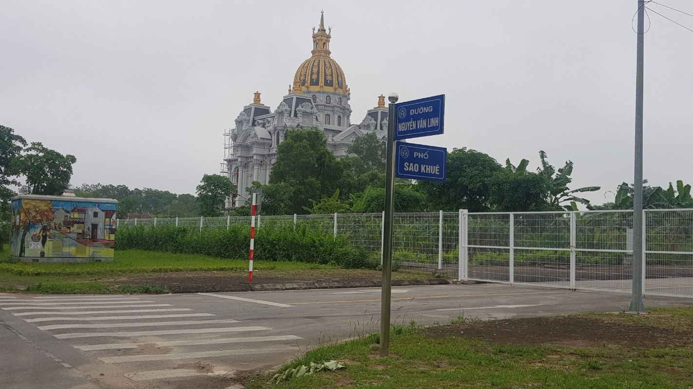 Hai Duong: Khu biet thu cao cap co toa lau dai “khung” duoc rao kin-Hinh-2