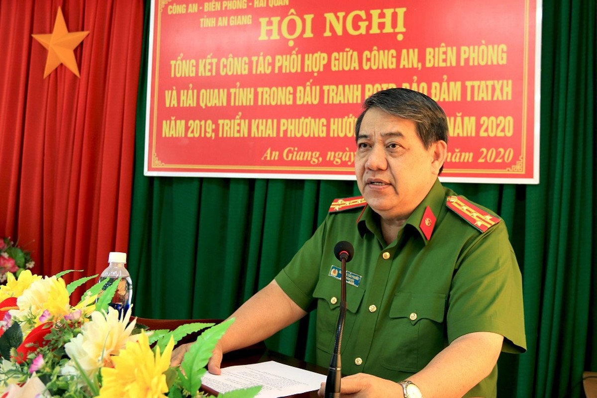 Chan dung 2 giam doc Cong an tinh vua bi ky luat-Hinh-10