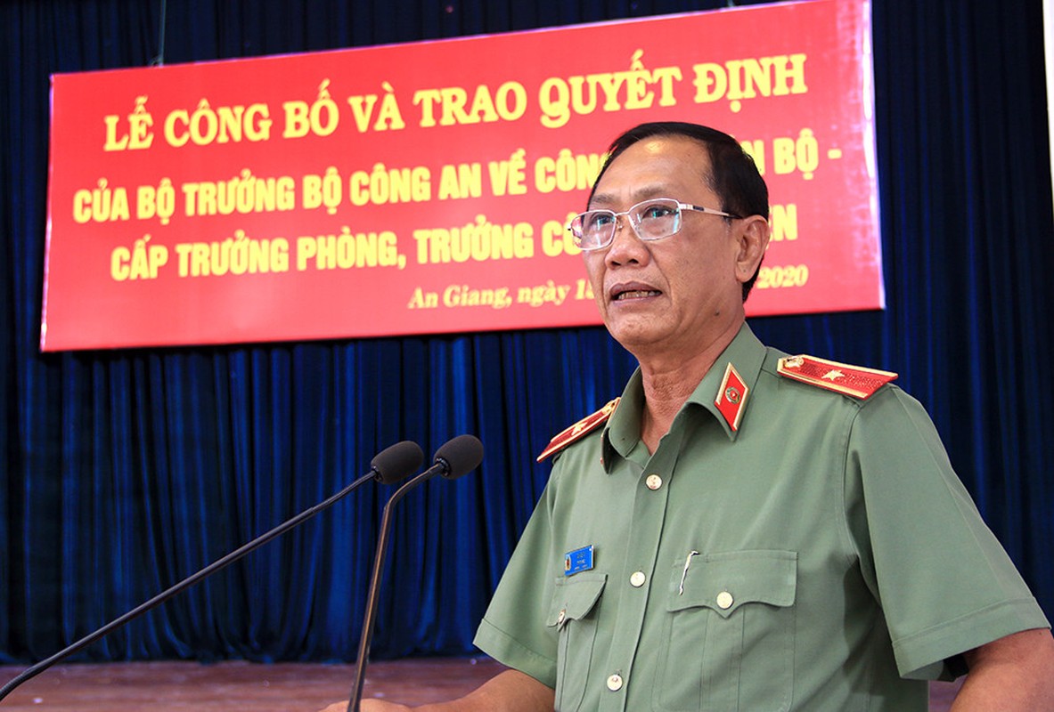 Chan dung 2 giam doc Cong an tinh vua bi ky luat-Hinh-12