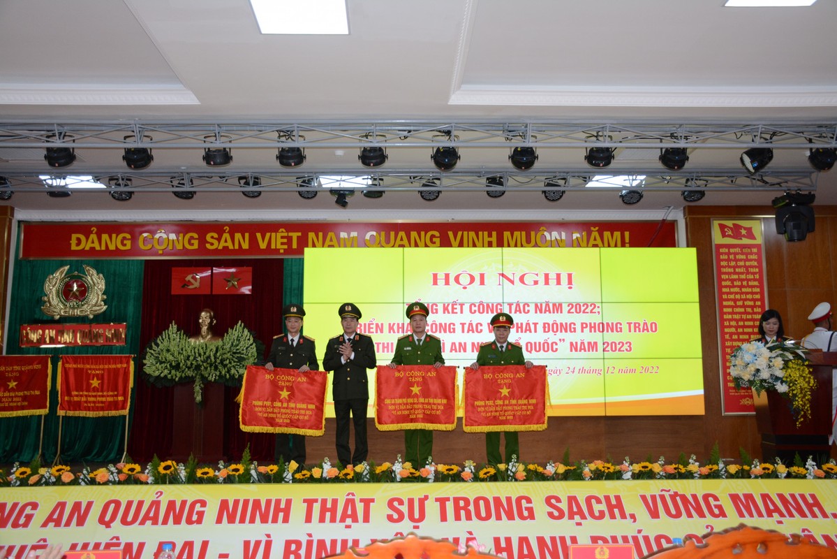 Dai ta Dinh Van Noi duoc tang Huan chuong Chien cong hang Nhi-Hinh-12