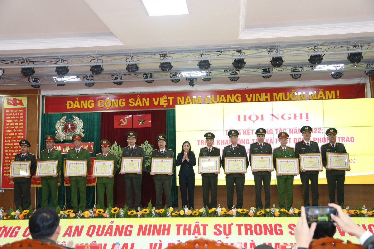 Dai ta Dinh Van Noi duoc tang Huan chuong Chien cong hang Nhi-Hinh-15