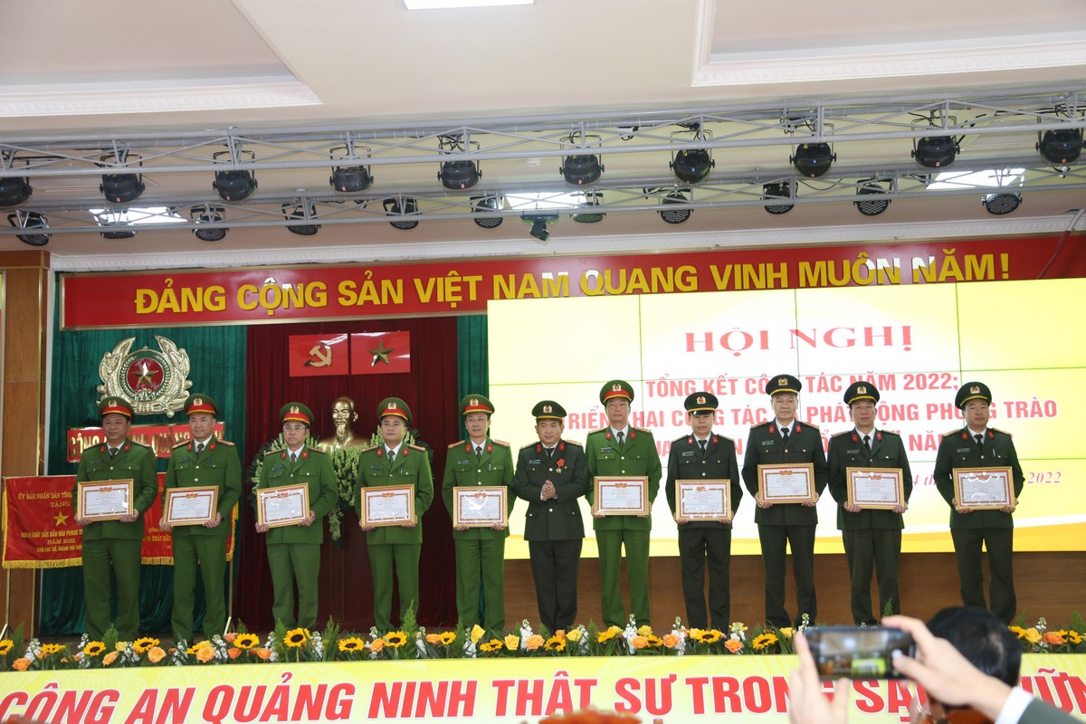 Dai ta Dinh Van Noi duoc tang Huan chuong Chien cong hang Nhi-Hinh-16