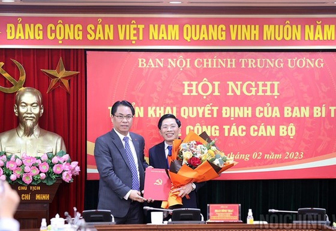 Chan dung lanh dao Ban Noi chinh T.U sau khi bo sung 1 cap pho-Hinh-7