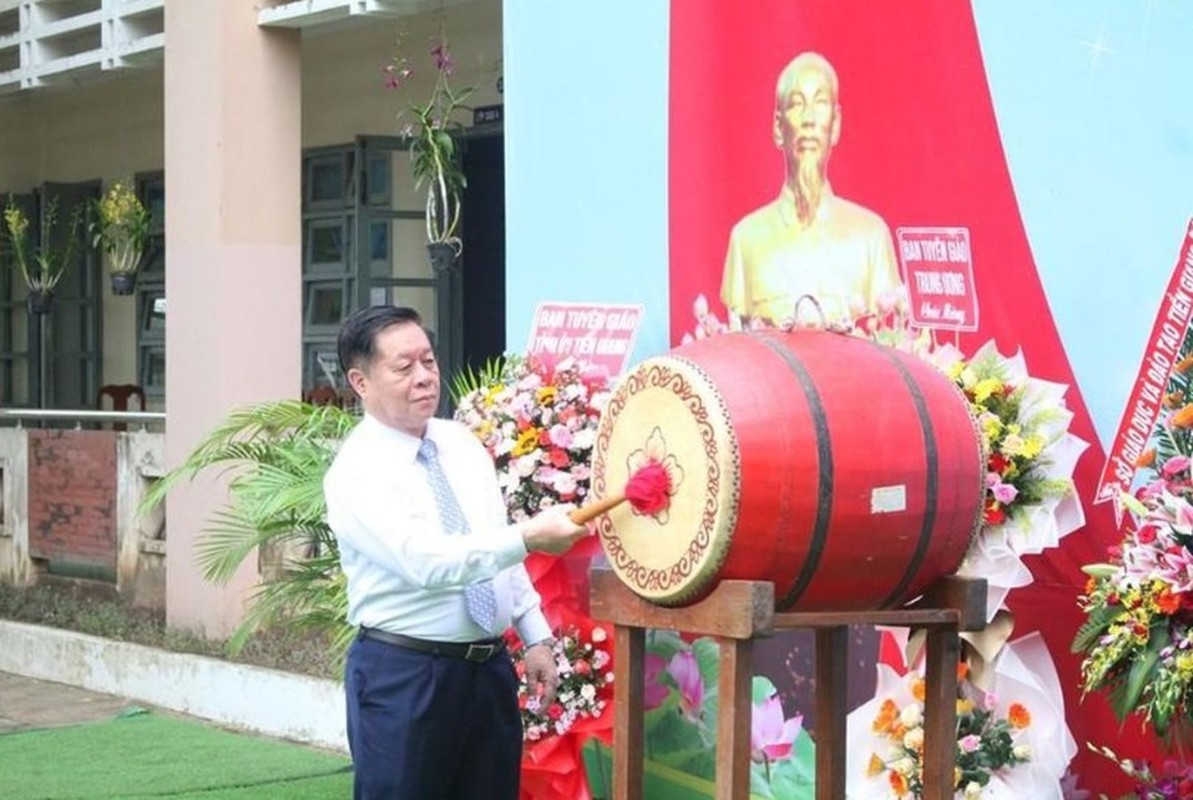 Phat ngon an tuong cua cac lanh dao trong ngay khai giang-Hinh-9