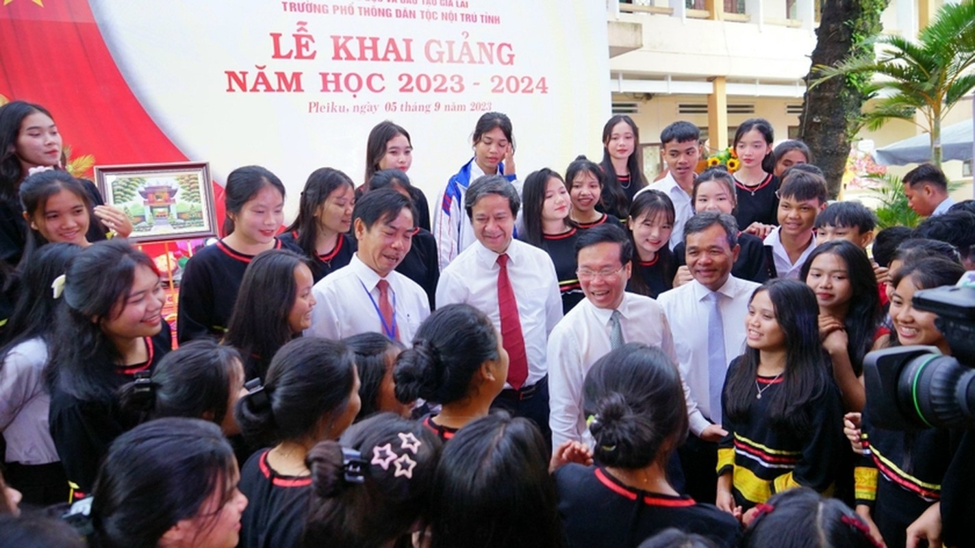 Phat ngon an tuong cua cac lanh dao trong ngay khai giang-Hinh-5