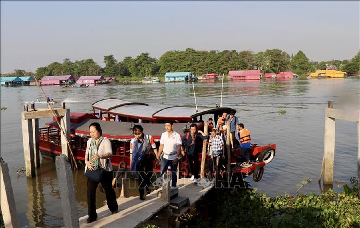 Lang be sac mau nga ba song Chau Doc- doc dao du lich song nuoc