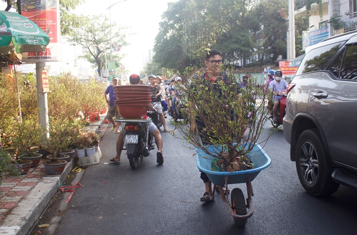 Cho hoa “tren ben duoi thuyen” o TP HCM tap nap nhung ngay giap Tet-Hinh-9