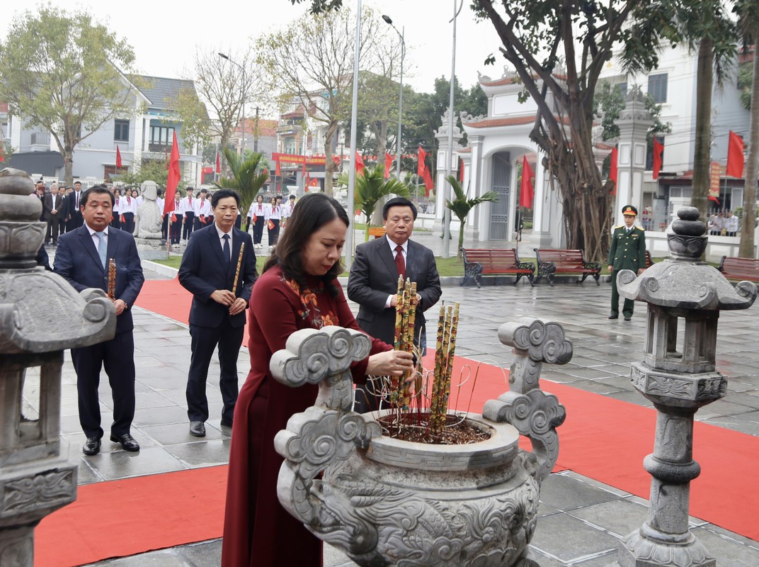 View - 	Quyền Chủ tịch nước dâng hương cố Phó Chủ tịch Nguyễn Lương Bằng