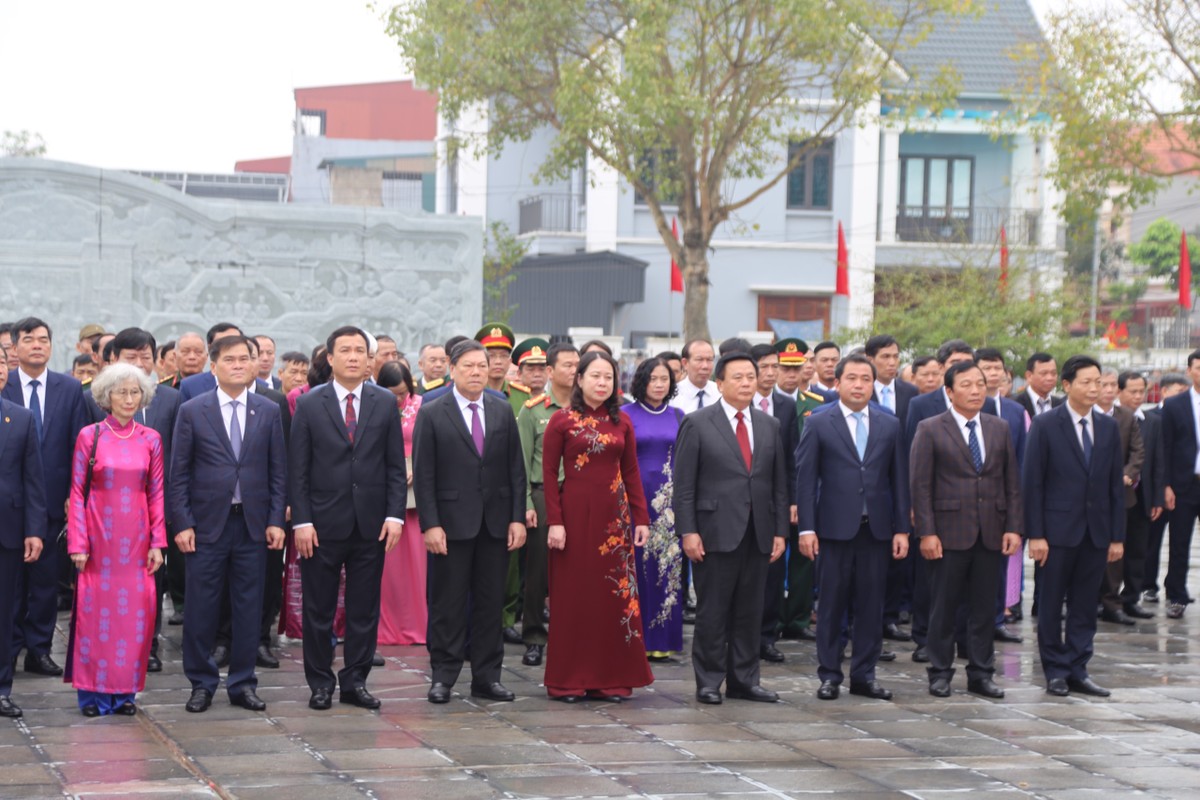 View - 	Quyền Chủ tịch nước dâng hương cố Phó Chủ tịch Nguyễn Lương Bằng