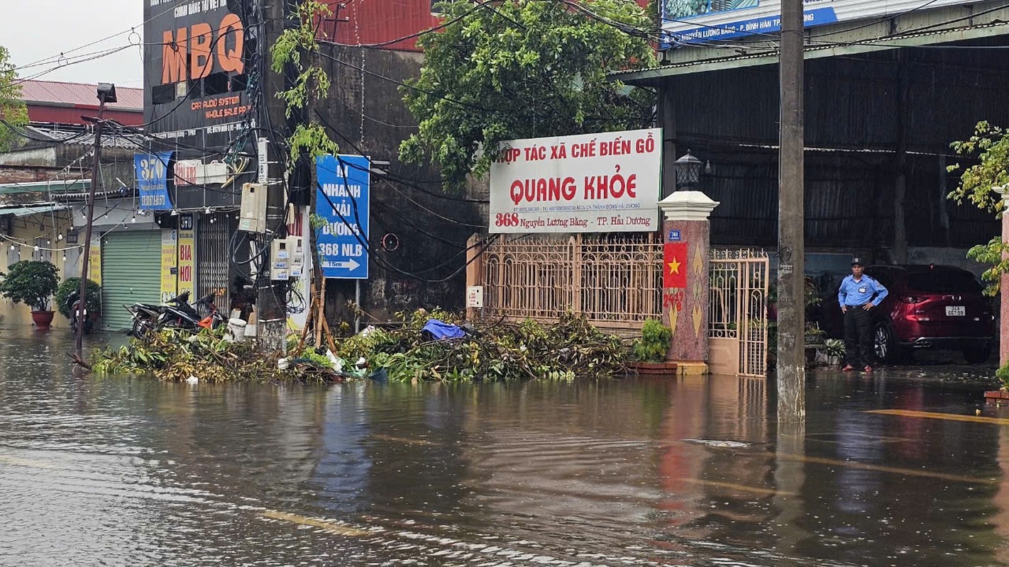 Nhieu tuyen pho TP Hai Duong bi ngap do mua keo dai-Hinh-3