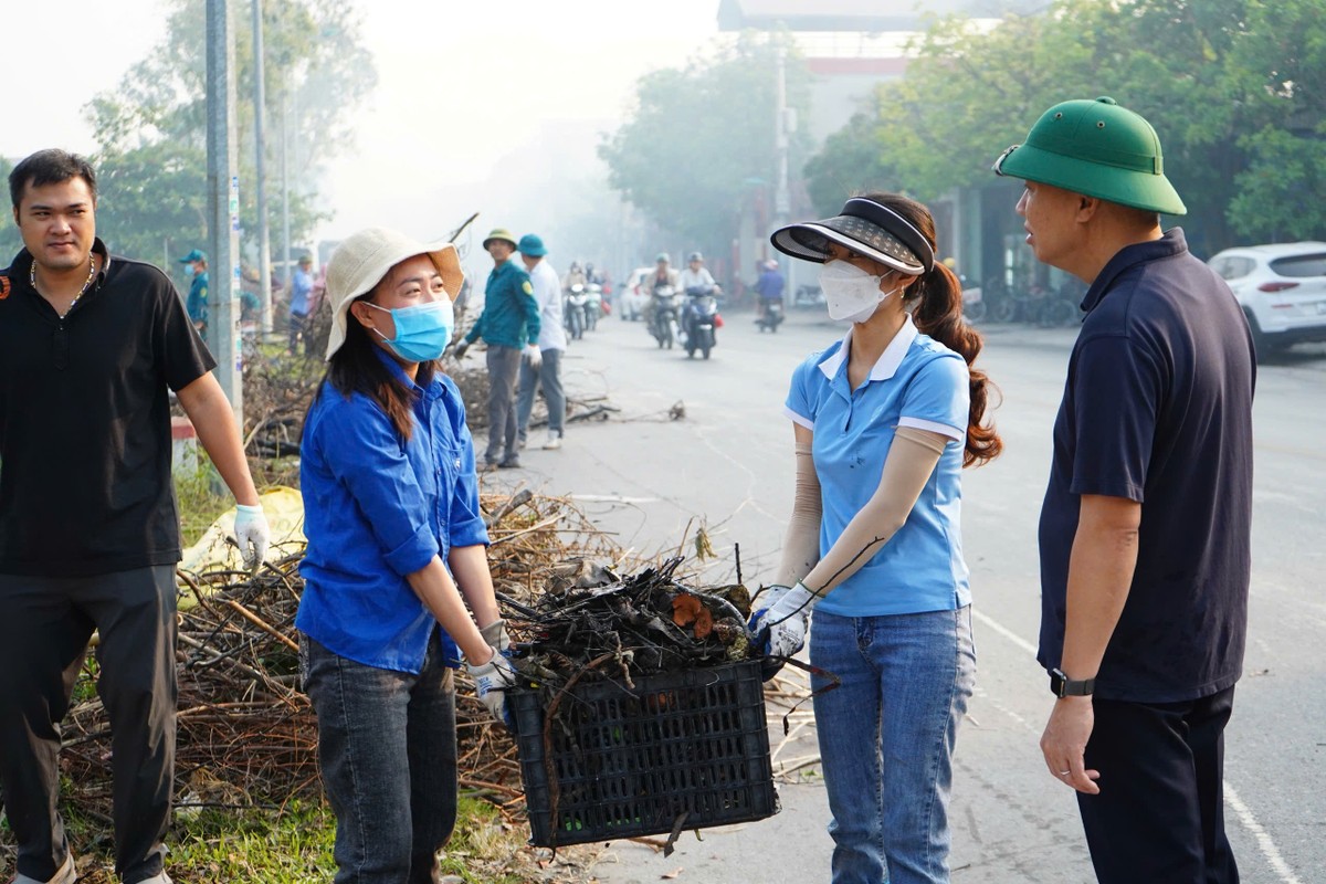 Bi thu, Chu tich TP Hai Duong xan tay cung nguoi dan don rac-Hinh-9