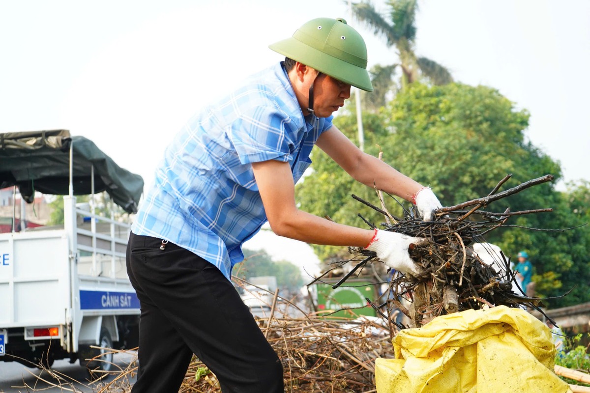 Bi thu, Chu tich TP Hai Duong xan tay cung nguoi dan don rac-Hinh-5