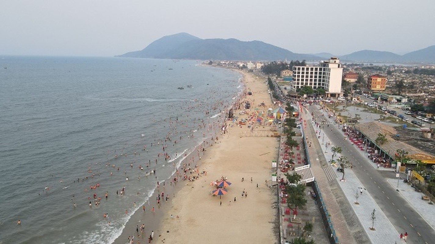 View - 	Bãi biển đẹp nhất Hà Tĩnh hút vạn khách du lịch về giải nhiệt
